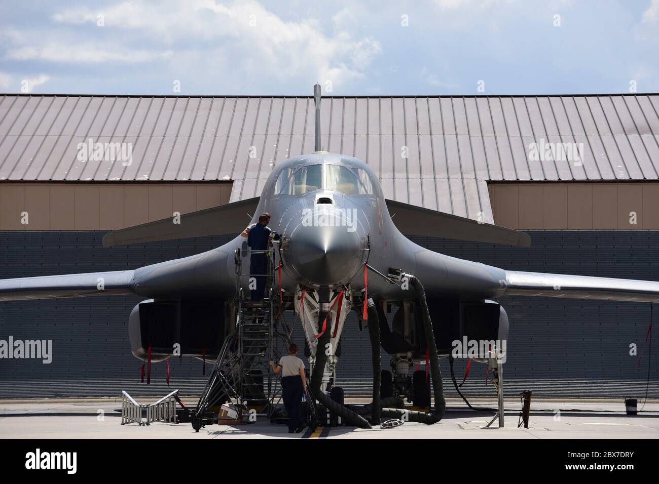 U.S. Air Force 28th Aircraft Maintenance Squadron Airmen führen Vorflugkontrollen an B-1B Lancer Stealth Bomber Flugzeugen vom 28th Bomb Wing auf der Ellsworth Air Force Base durch 7. August 2017 in der Nähe von Rapid City, South Dakota. Stockfoto