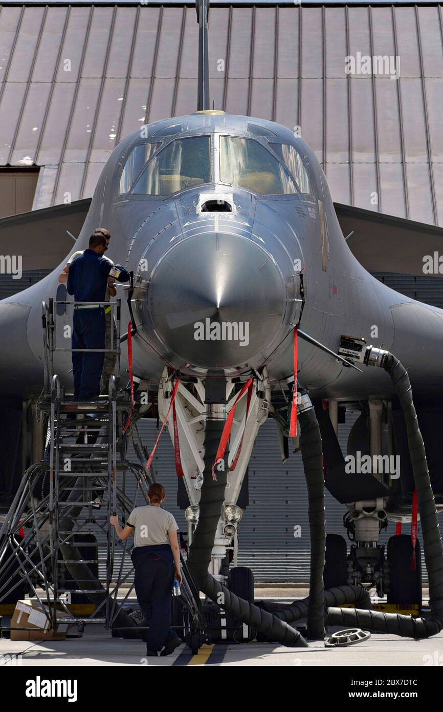 U.S. Air Force 28th Aircraft Maintenance Squadron Airmen führen Vorflugkontrollen an B-1B Lancer Stealth Bomber Flugzeugen vom 28th Bomb Wing auf der Ellsworth Air Force Base durch 7. August 2017 in der Nähe von Rapid City, South Dakota. Stockfoto