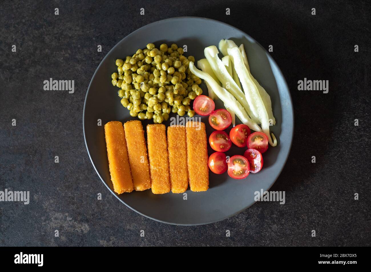 Fischfinger mit Gemüse Stockfoto