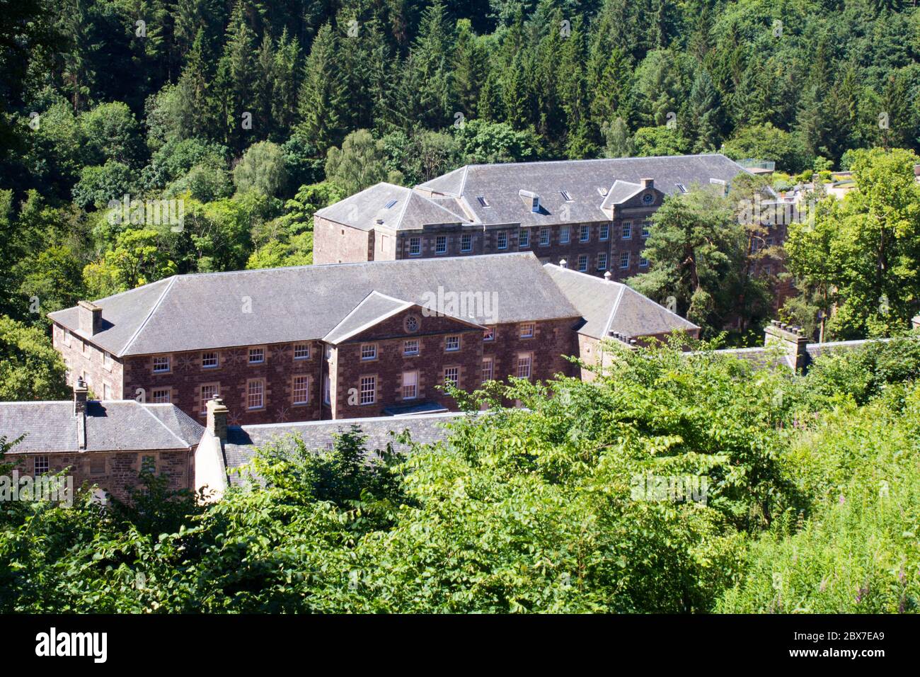 New Lanark, Weltkulturerbe, ist ein einzigartiges Mühlendorf aus dem 18. Jahrhundert, das am Fluss Clyde in South Lanarkshire, Schottland, liegt. Stockfoto