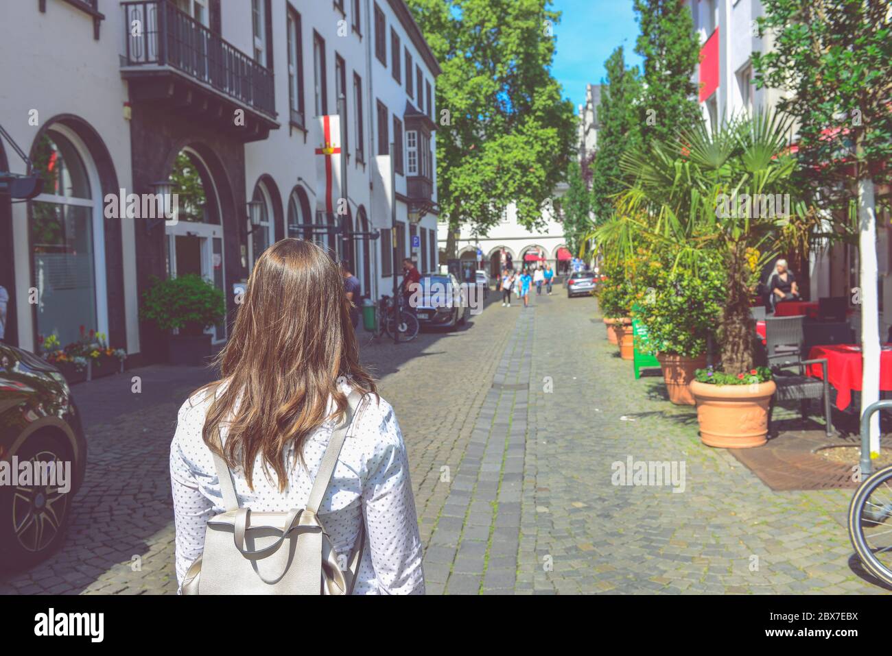 Reisende Mädchen im Hemd mit Rucksack zu Fuß durch die Altstadt Straße. Konzept der Studentenreise, Sommerurlaub, Solo weiblichen Tourismus, Abenteuer. palma de mal Stockfoto