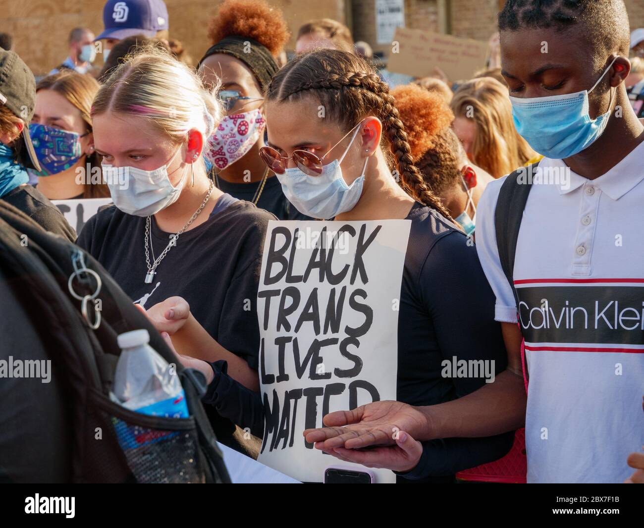 Oak Park, Illinois, USA. Juni 2020. Protestierende beobachten einen Moment des Schweigens für George Floyd bei der Kundgebung in Madison und Central in Chicago. Eine vielfältige Menge von Demonstranten marschierte von der Oak Park Village Hall zur Polizeistation des 15. Bezirks in Chicago und weiter nach Central und Madison. Stockfoto