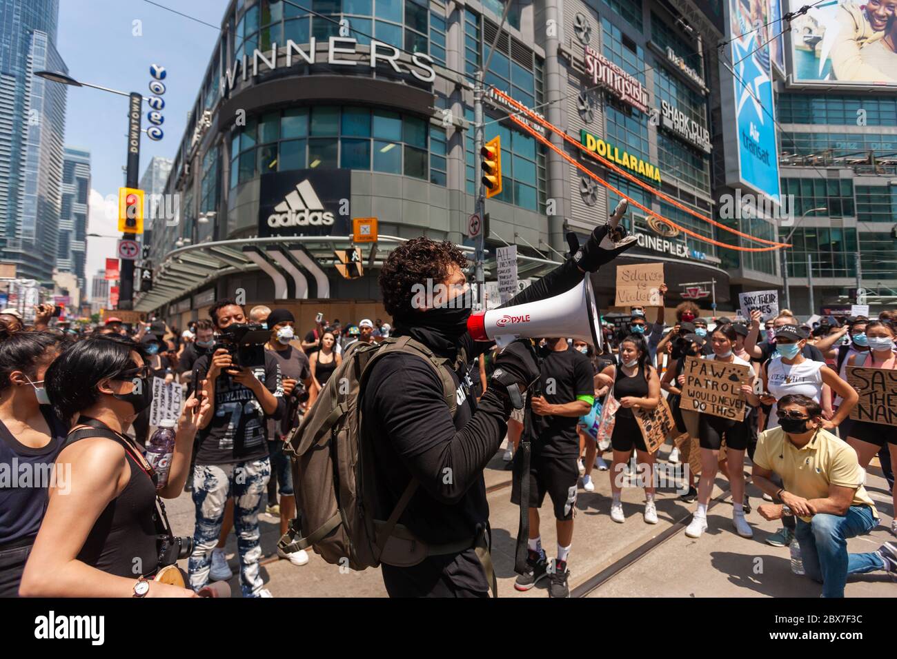 Toronto, Kanada – 5. Juni 2020. Tausende von Protestierenden gingen im Rahmen des protestmarsches für die Veränderung auf die Straße. Sie protestierten gegen Anti-Schwarz-Rassismus und Polizeibrutalität. Der Toronto march war einer von mehreren, die in anderen kanadischen Städten alle am selben Tag statt. Mark Spowart/Alamy Live News Stockfoto