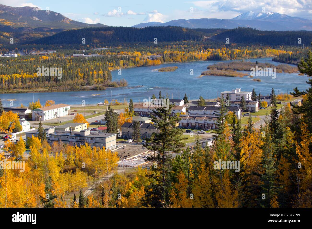 Blick auf die Stadt Whitehorse, Yukon Territory, Kanada. Bild von den Wanderwegen in der Nähe des internationalen Flughafens Erik Nielsen Whitehorse. Stockfoto
