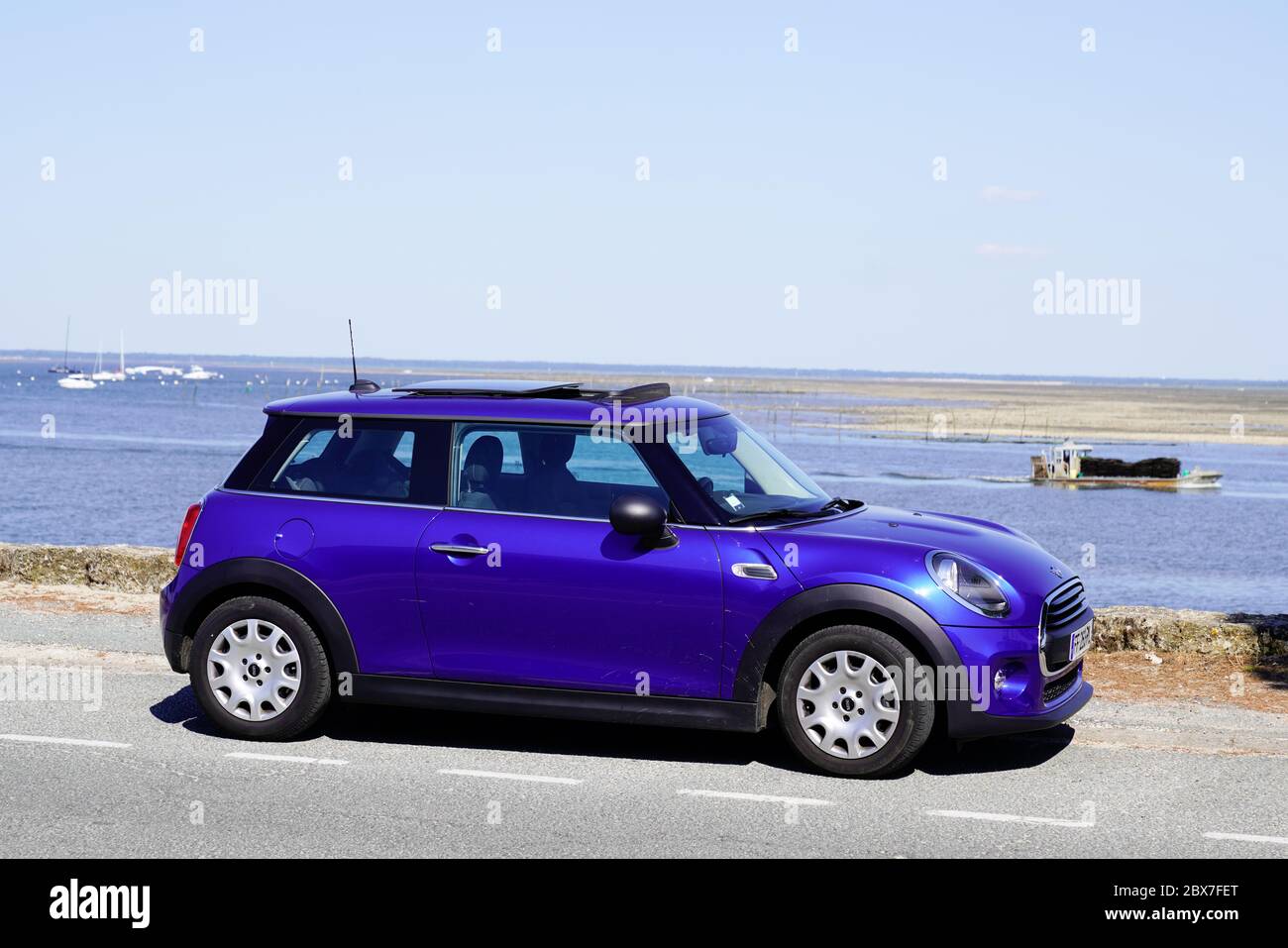 arcachon , Aquitaine / Frankreich - 06 01 2020 : MINI-Auto in Meer vor dem Strand in Sommertag geparkt Stockfoto