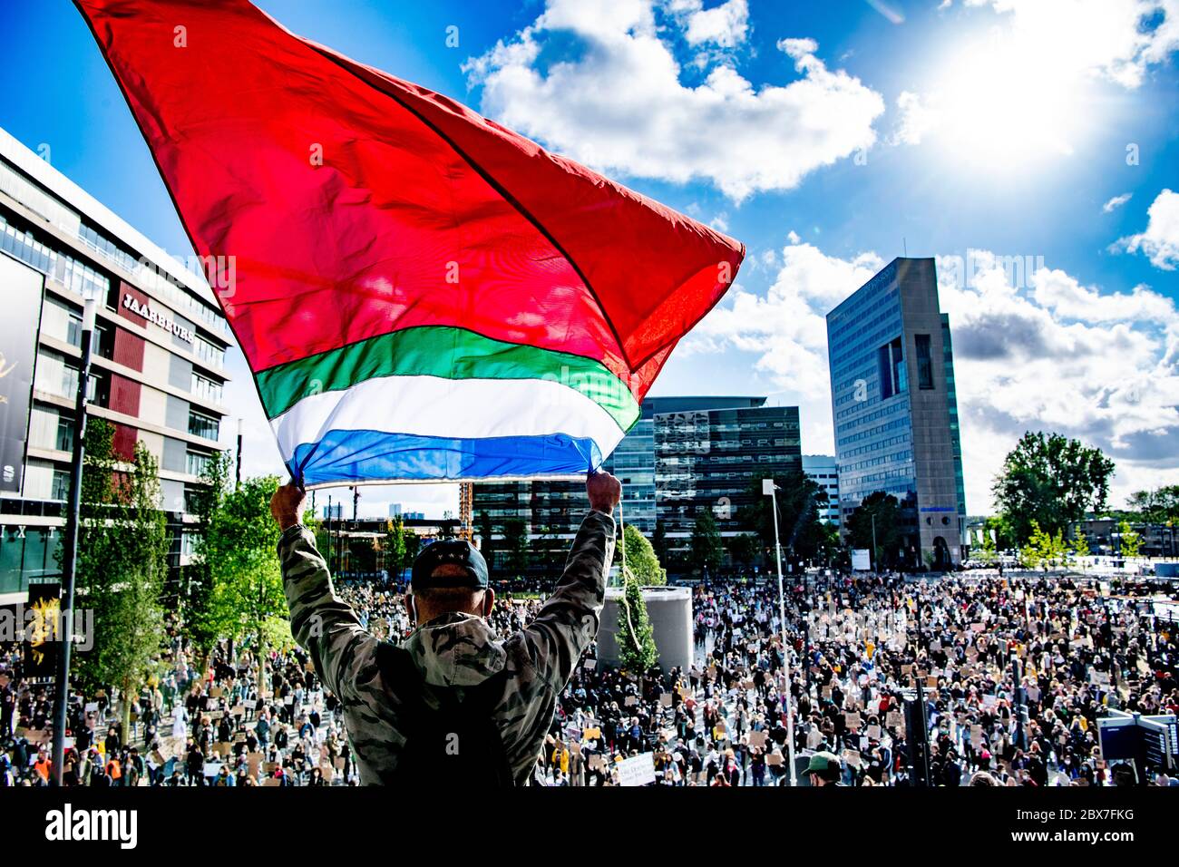 Menschen versammeln sich zu einem Protest gegen Black Lives Matter in Utrecht, Niederlande, 05. Juni 2020. In vielen europäischen Städten fanden nach dem Tod von George Floyd und zur Unterstützung der anhaltenden Proteste in den USA Proteste statt. Juni 2020 Stockfoto