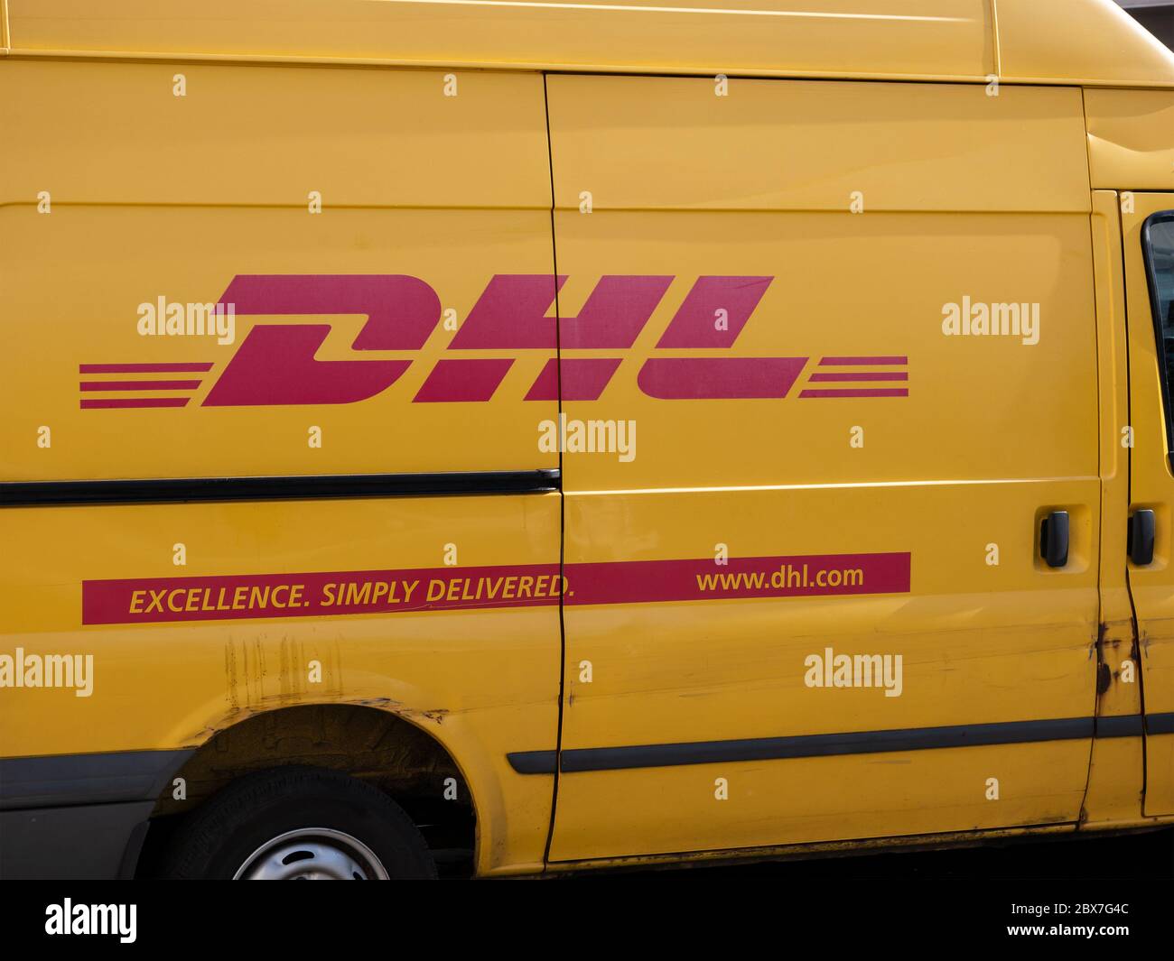 BERLIN, DEUTSCHLAND - 4. JUNI 2020: Kleiner LKW der Paketzustellung Firma DHL mit englischem Slogan in Berlin, Deutschland Stockfoto