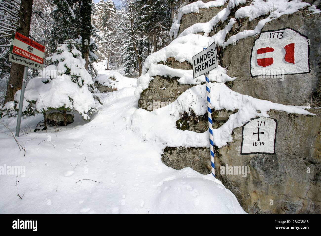 SCHNEESCHUHWANDERUNG IN BAYERN Stockfoto