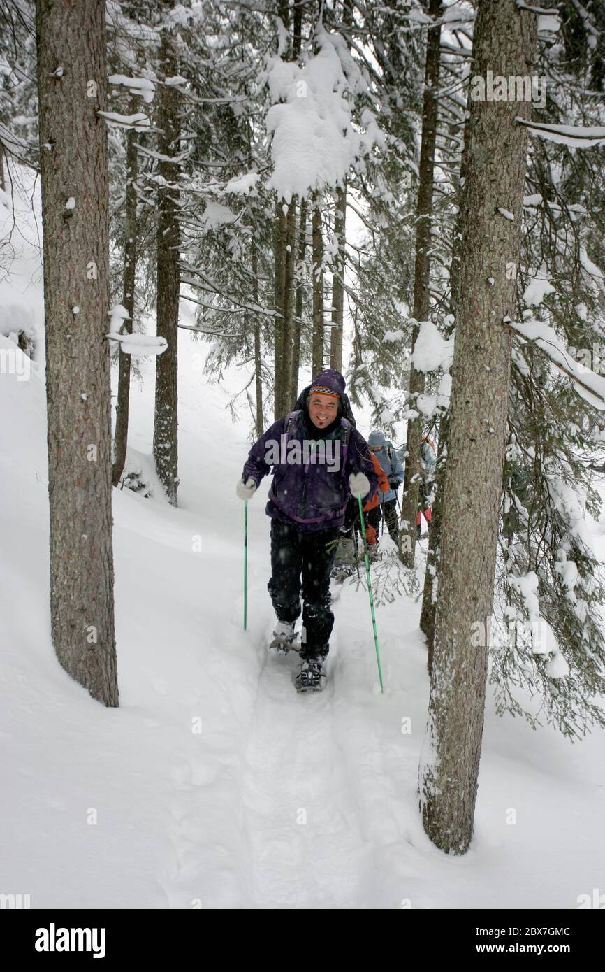 SCHNEESCHUHWANDERUNG IN BAYERN Stockfoto