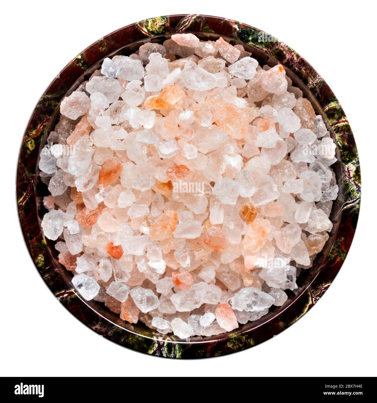 Steinsalz isoliert, Blick von oben. Himalaya rosa Steinsalz in kleiner Schüssel. Stockfoto