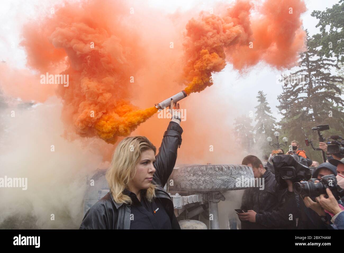 KIEW, UKRAINE - 05 2020. Juni: Kira Rudyk, die neue Vorsitzende von Voice (Holos) – eine liberale und pro-europäische politische Partei in der Ukraine, die eine orange e hält Stockfoto