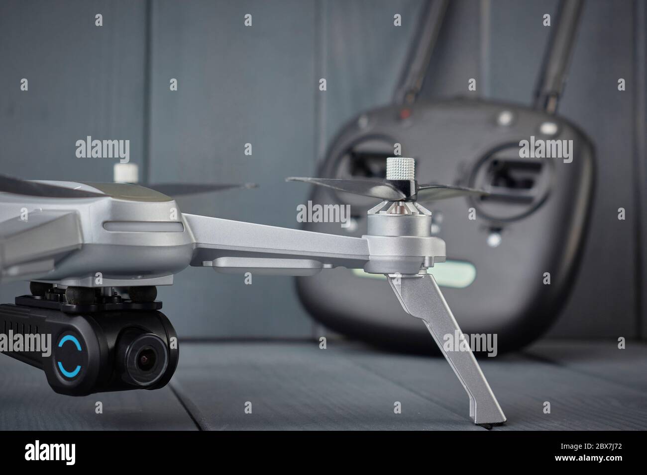 Seitenansicht der viermotorigen Drohne mit hochauflösender Kamera und Funksteuerung mit Dual-Frequenz für Luftaufnahmen Stockfoto