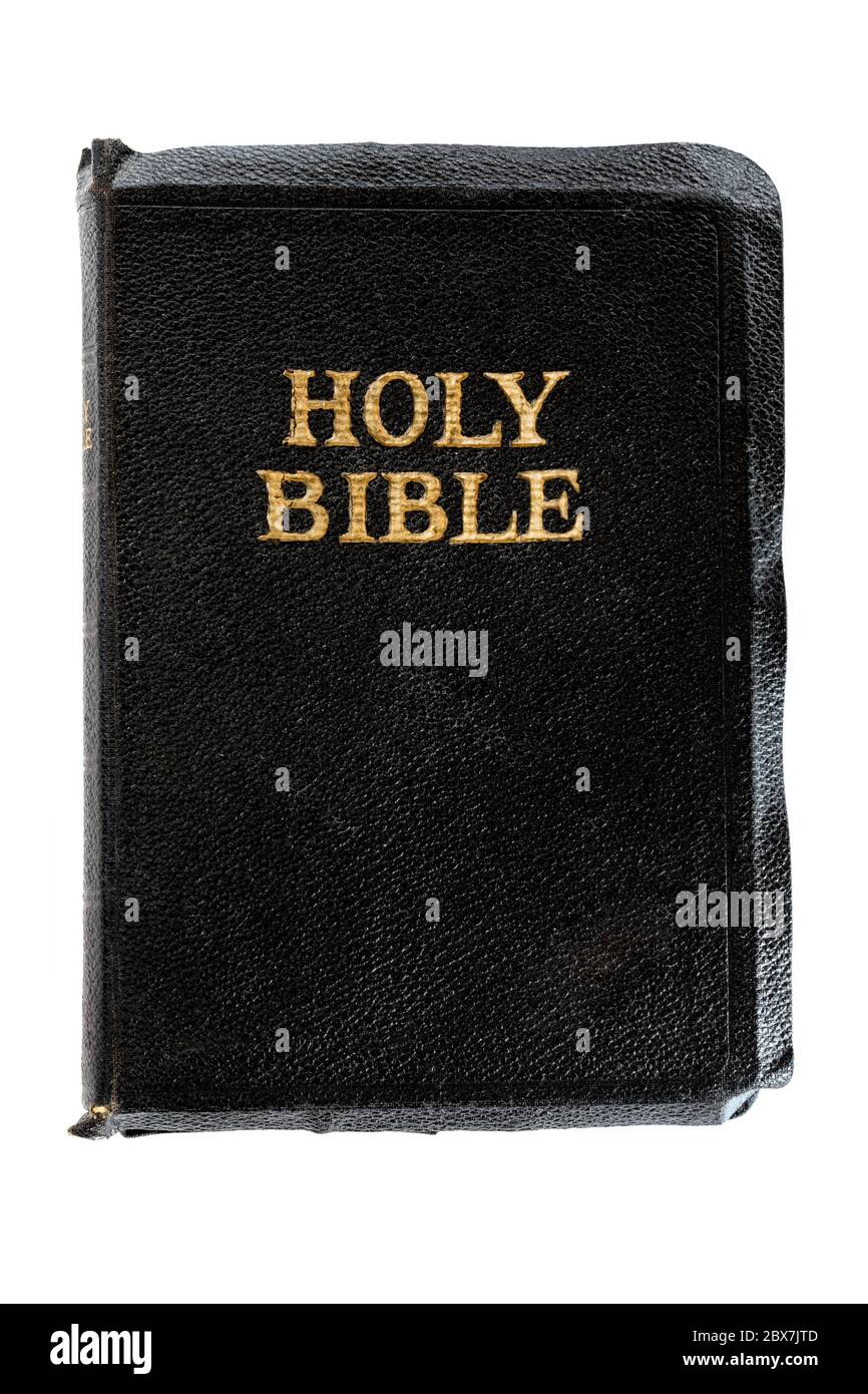 Alte Bibel auf Weiß isoliert. Draufsicht, geschlossen, mit goldgeprägtem Schriftzug. Stockfoto