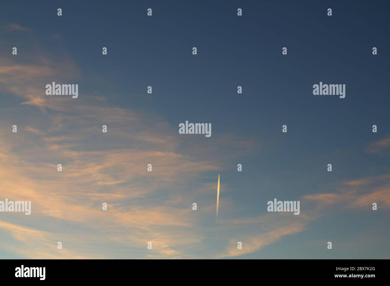 Flugzeug fliegen in den Himmel. Blauer Himmel Hintergrund mit winzigen Wolken. Stockfoto