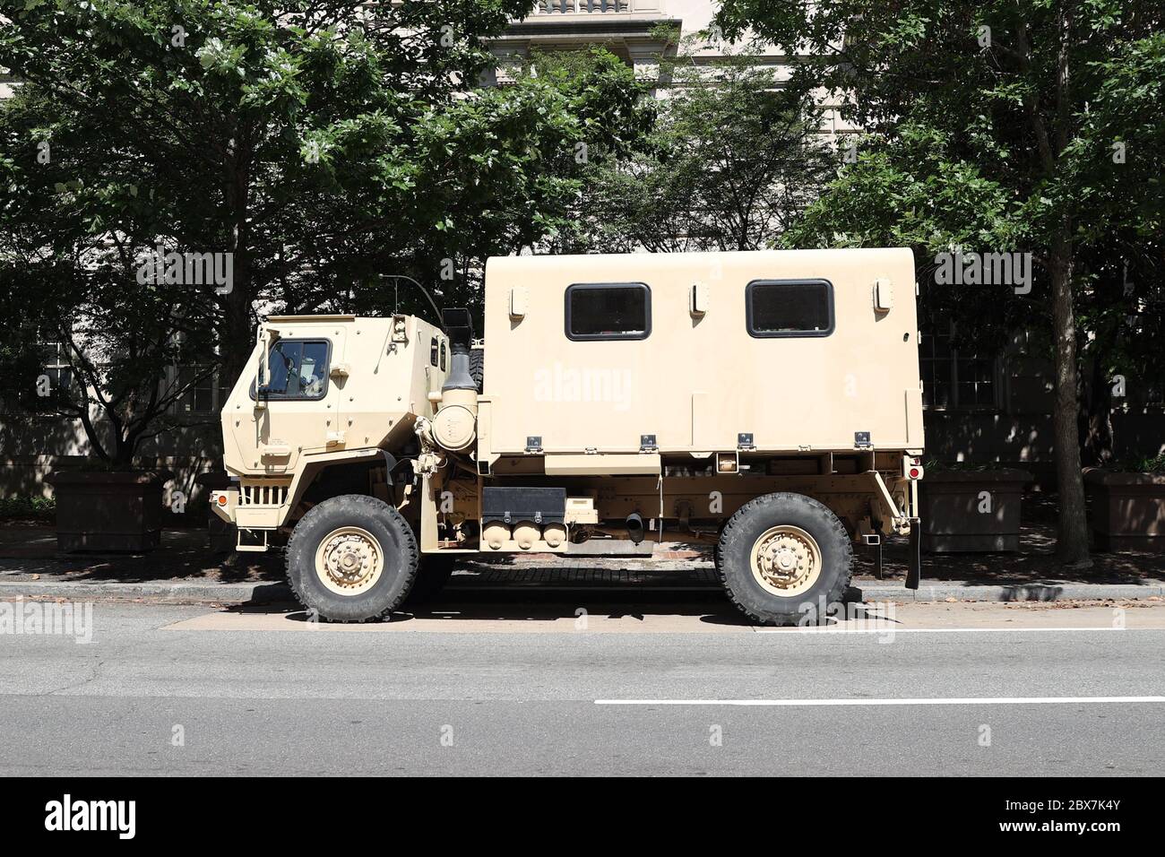 Washington, DC, USA. Juni 2020. Militärfahrzeug, das als DC Bürgermeister Muriel Bowser gesehen wird, befahl alle aktiven Soldaten aus DC heraus. Eine Gruppe von ihnen kann heute, am 5. Juni 2020, vor dem Ronald Reagan Gebäude abgeholt werden. Kredit: Mpi34/Media Punch/Alamy Live News Stockfoto