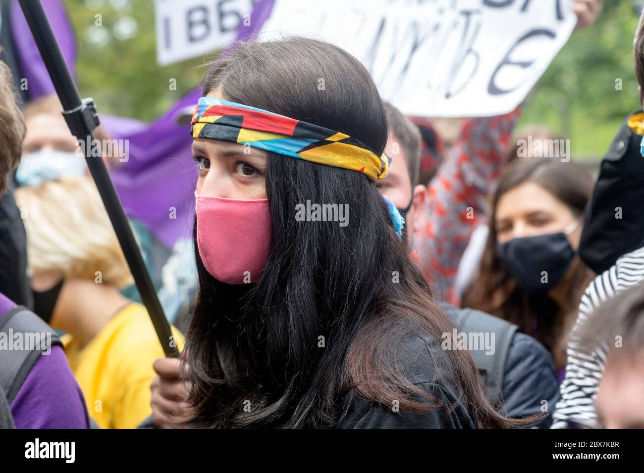 KIEW, UKRAINE - 05 2020. Juni: Menschen in COVID-19 sind mit Masken konfrontiert, die gegen Polizeigewalt und den Innenminister Arsen Avakov protestieren Stockfoto