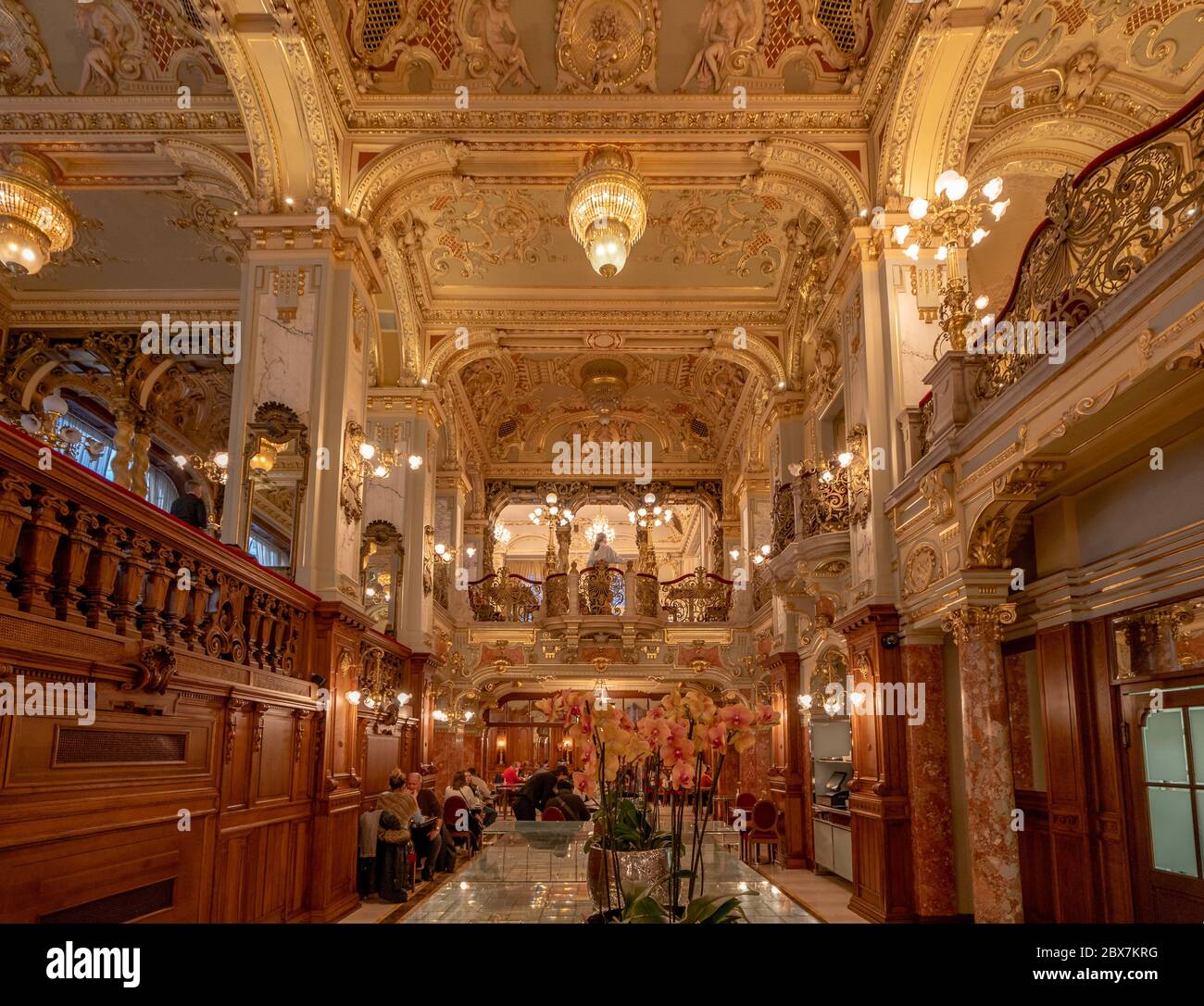 Budapest, Ungarn - Feb 09, 2020: Luxuriöse goldene Halle im New York Cafe Stockfoto