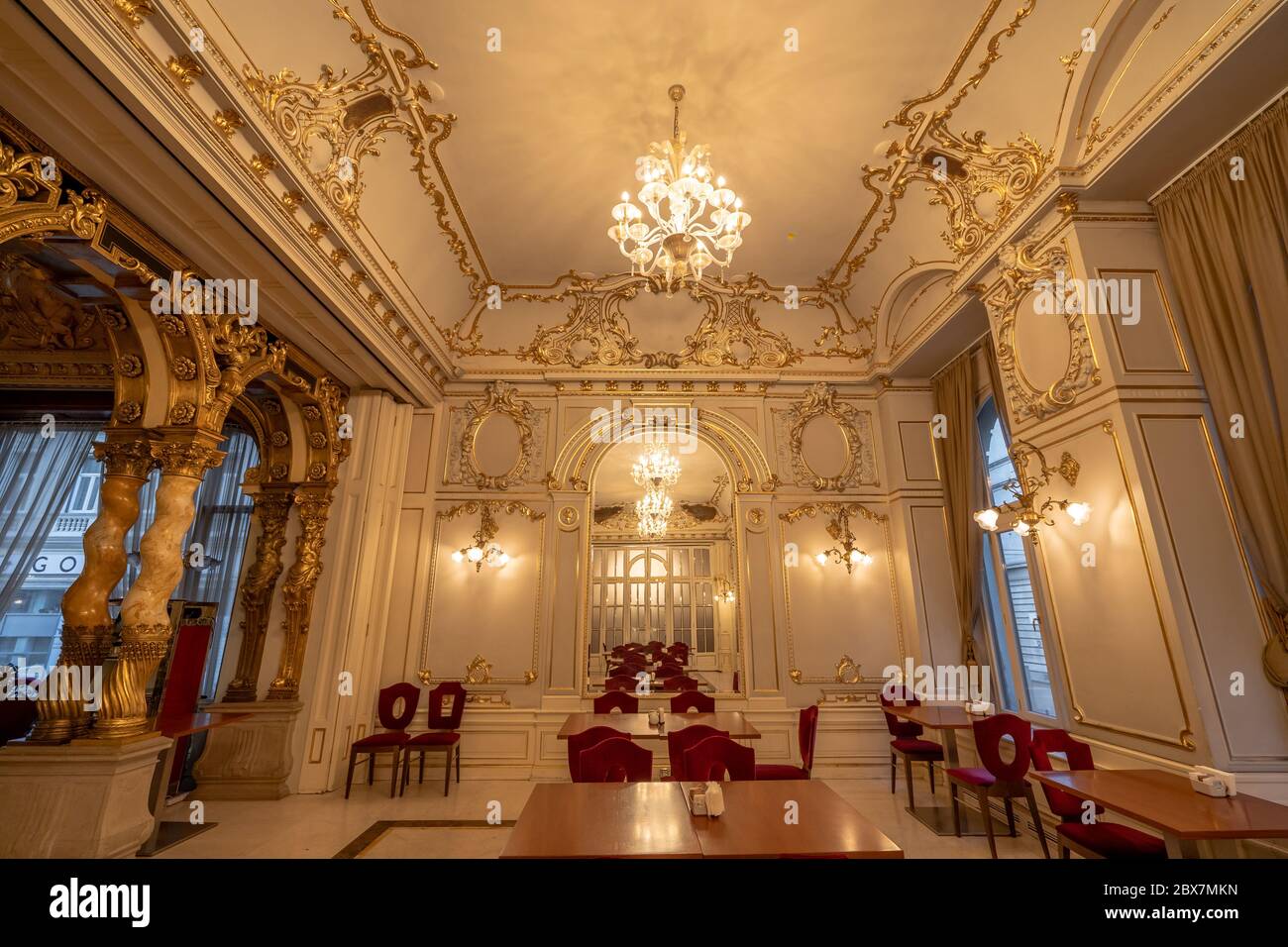 Budapest, Ungarn - Feb 09, 2020: Goldener Speisesaal in New York Cafe mit Blumendecke Stockfoto