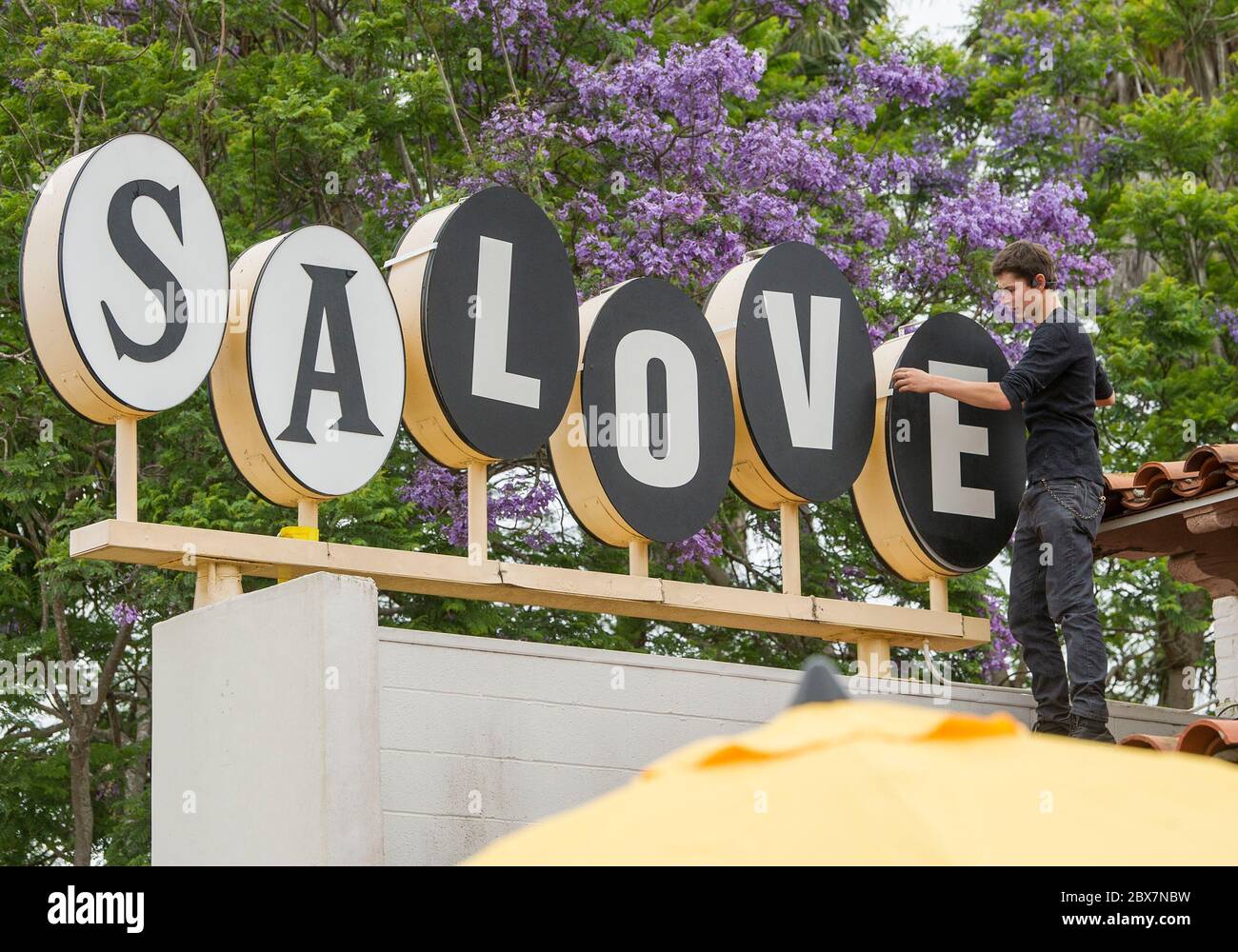 Santa Barbara, Kalifornien, USA. Juni 2020. Das erste Sambo's Restaurant, das 1957 gegründet wurde und heute das einzige mit diesem Namen ist, erhält eine vorübergehende Namensänderung, nachdem es erneut Kritik an den rassistischen Implikationen seines Namens geübt hat. Der temporäre Name enthält ein Friedenssymbol, das ''&'' Zeichen und das Wort ''love. Kredit: PJ Heller/ZUMA Wire/Alamy Live News Stockfoto