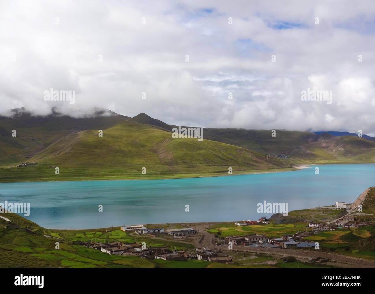 Berg und See unter den weißen Wolken in Tibet Stockfoto