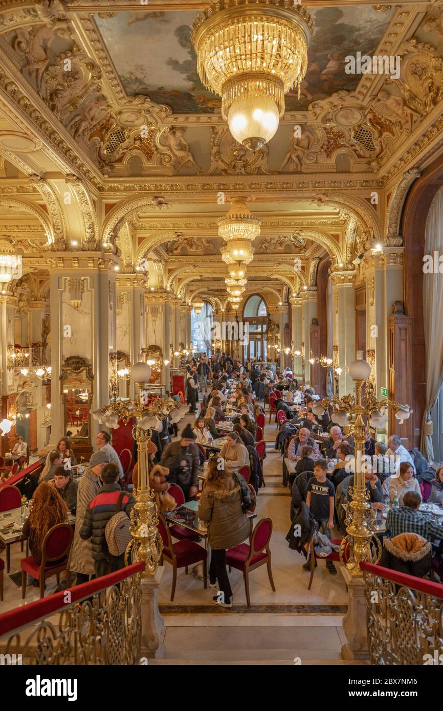 Budapest, Ungarn - Feb 09, 2020: Touristen haben Nachmittagstee in der goldenen Halle im New York Cafe Stockfoto