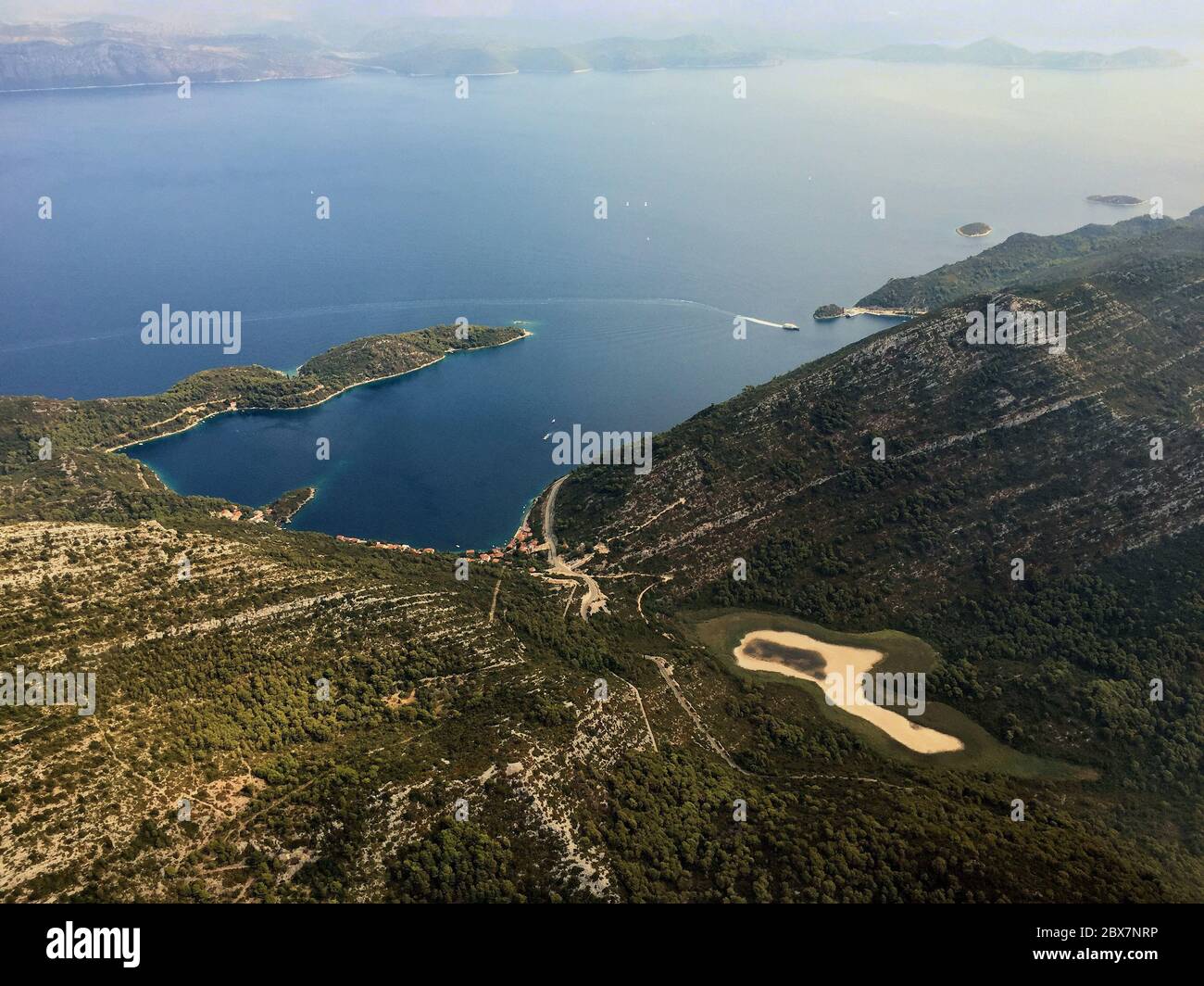 Küste von Kroatien aus einem Propellerflugzeug Stockfoto
