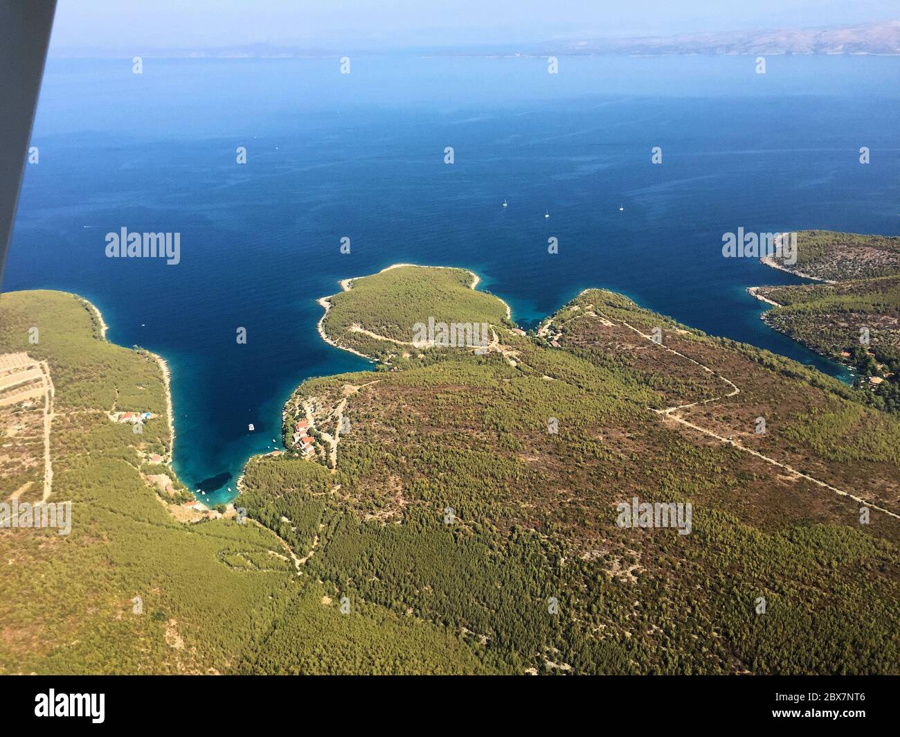 Küste von Kroatien aus einem Propellerflugzeug Stockfoto