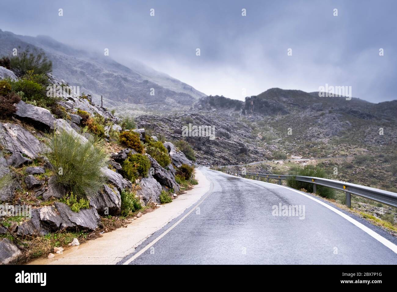 Rainy Mountain Road. Priego de Córdoba. Spanien. Stockfoto