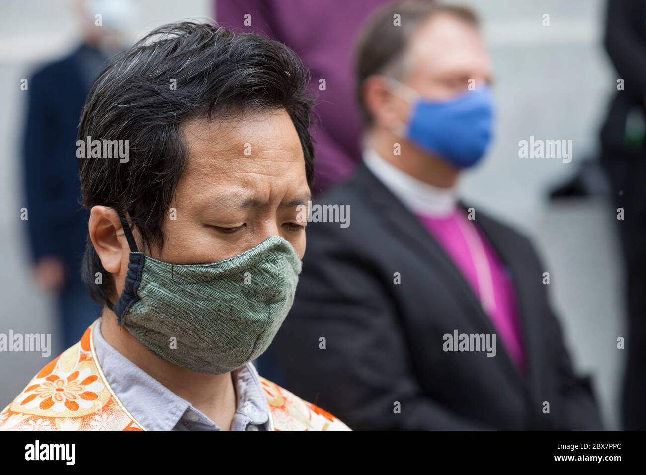 Mitglieder des Klerus beten während der Trauerglocke während einer Mahnwache in der St. James Kathedrale in Seattle am Freitag, den 5. Juni 2020. Klerus aus vielen Glaubenstraditionen versammelten sich für "A Moment of Prayer and Lament" zu beten und acht Minuten, 46 Sekunden Stille in Erinnerung an George Floyd zu beobachten. Stockfoto