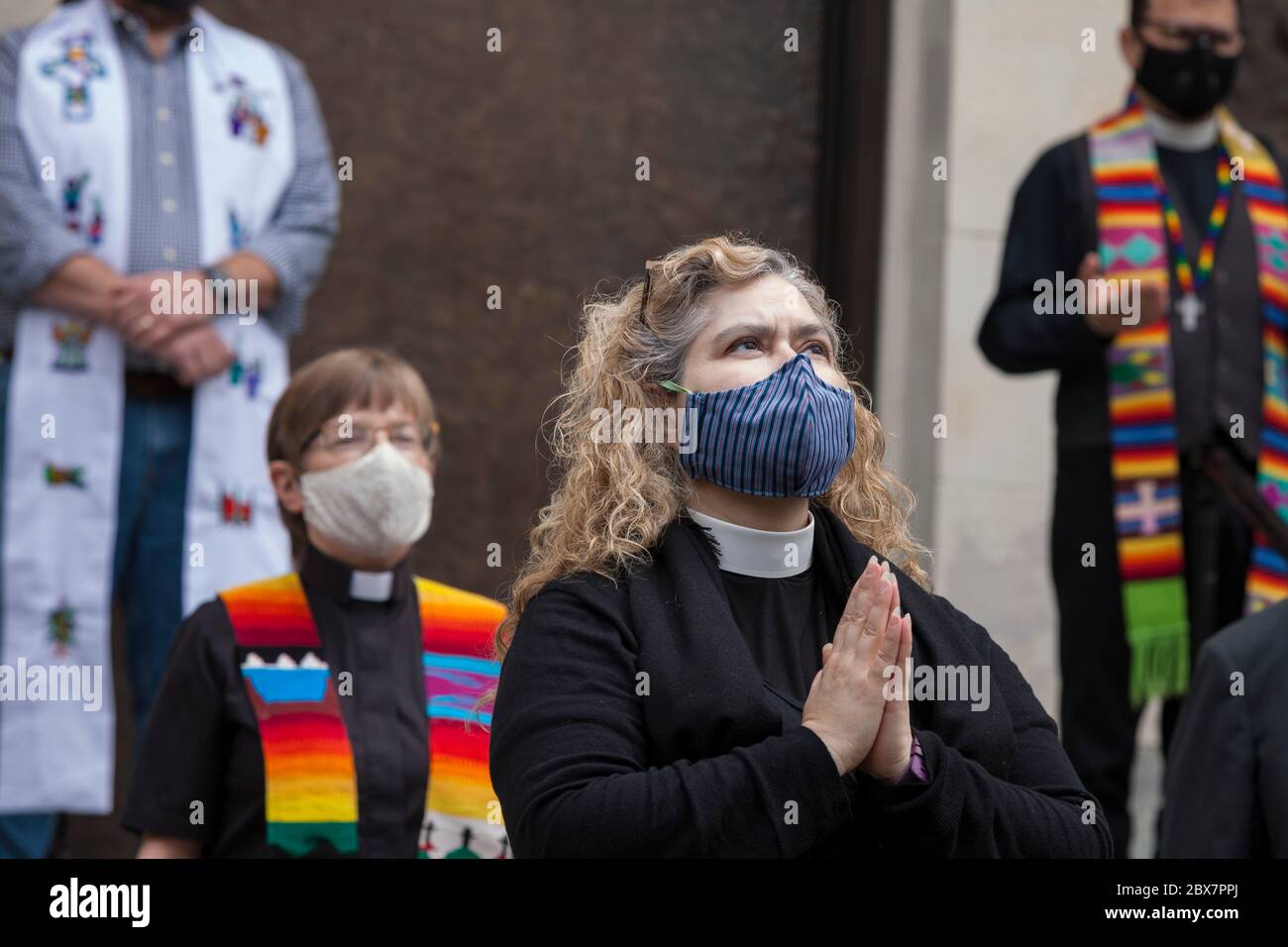 Mitglieder des Klerus beten während der Trauerglocke während einer Mahnwache in der St. James Kathedrale in Seattle am Freitag, den 5. Juni 2020. Klerus aus vielen Glaubenstraditionen versammelten sich für "A Moment of Prayer and Lament" zu beten und acht Minuten, 46 Sekunden Stille in Erinnerung an George Floyd zu beobachten. Stockfoto