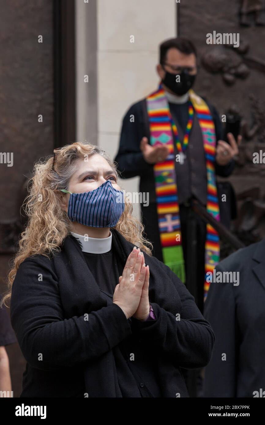 Mitglieder des Klerus beten während der Trauerglocke während einer Mahnwache in der St. James Kathedrale in Seattle am Freitag, den 5. Juni 2020. Klerus aus vielen Glaubenstraditionen versammelten sich für "A Moment of Prayer and Lament" zu beten und acht Minuten, 46 Sekunden Stille in Erinnerung an George Floyd zu beobachten. Stockfoto