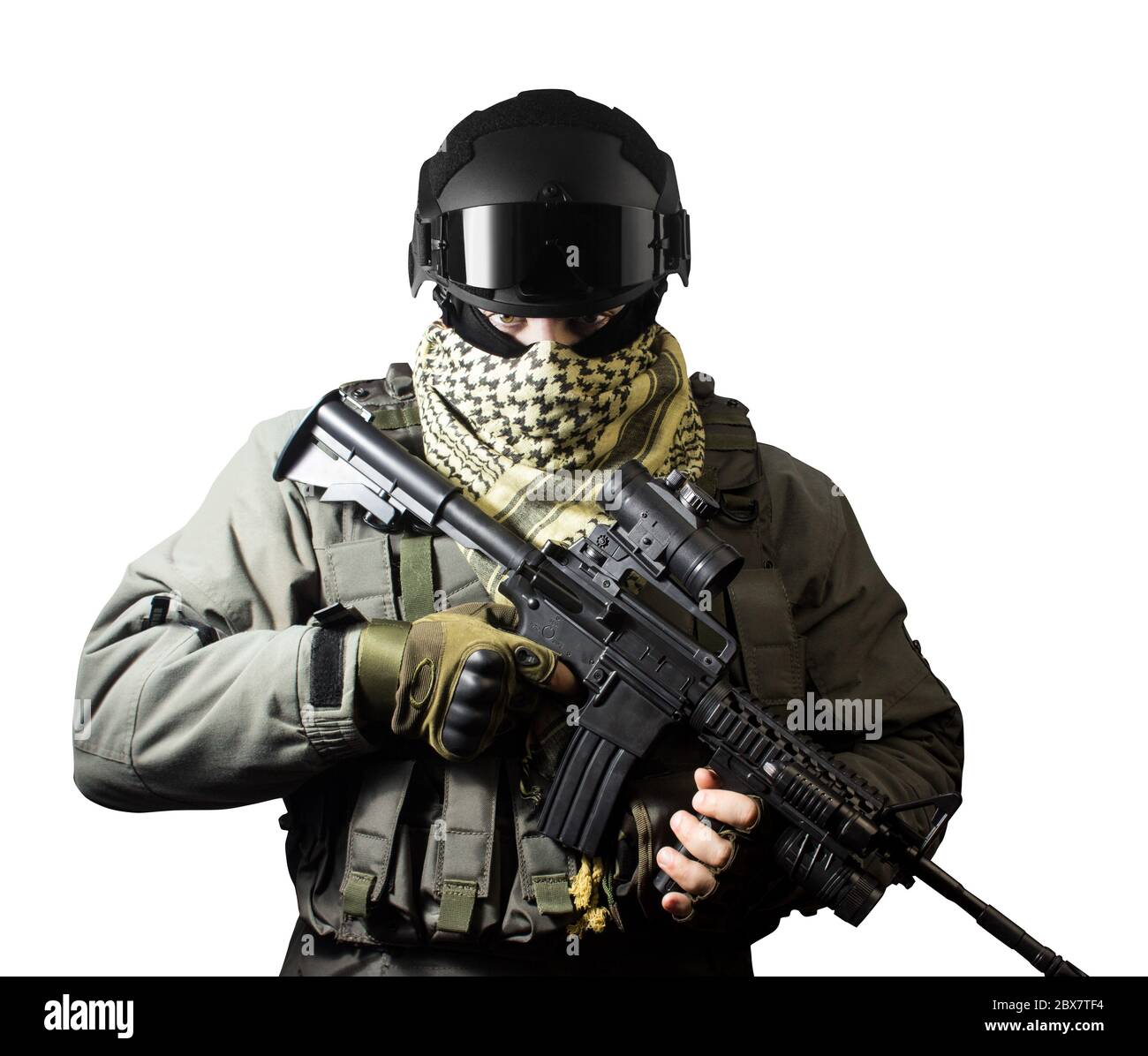 Isoliertes Nahaufnahme-Foto eines voll ausgestatteten Soldaten mit Gewehr, Helm und Jacke Vorderansicht stehen. Stockfoto