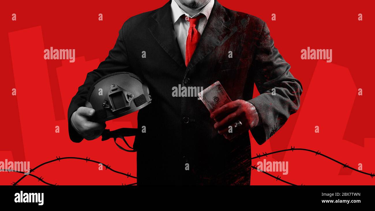 Foto eines blutigen Politikers in schwarzem Anzug mit roter Krawatte, die Soldatenhelm und Geldscheine auf karmesinrotem Hintergrund mit Stacheldraht hält. Stockfoto