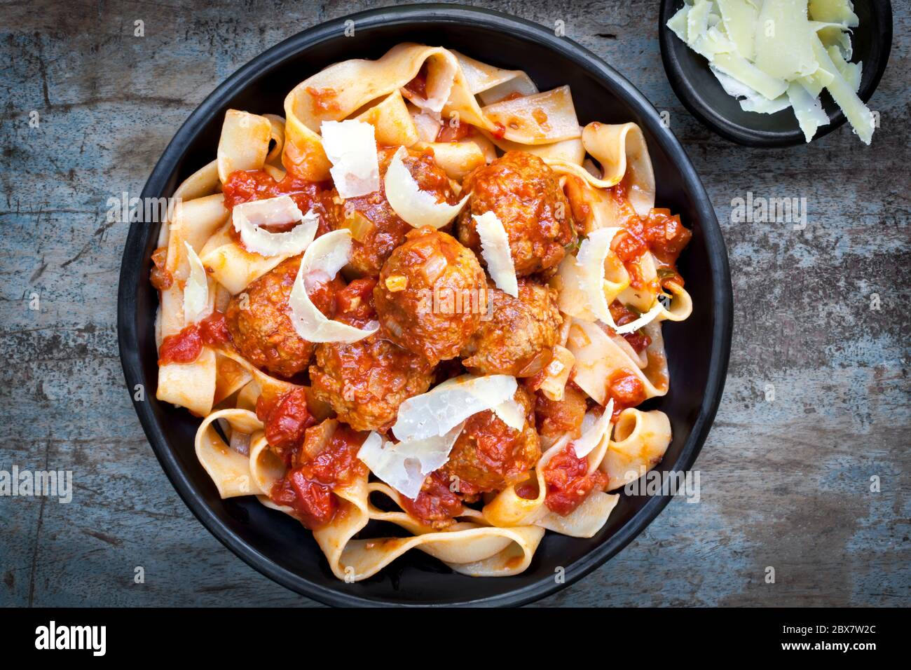 Fleischbällchen mit Pappardelle und Rasierte Parmesan. Stockfoto