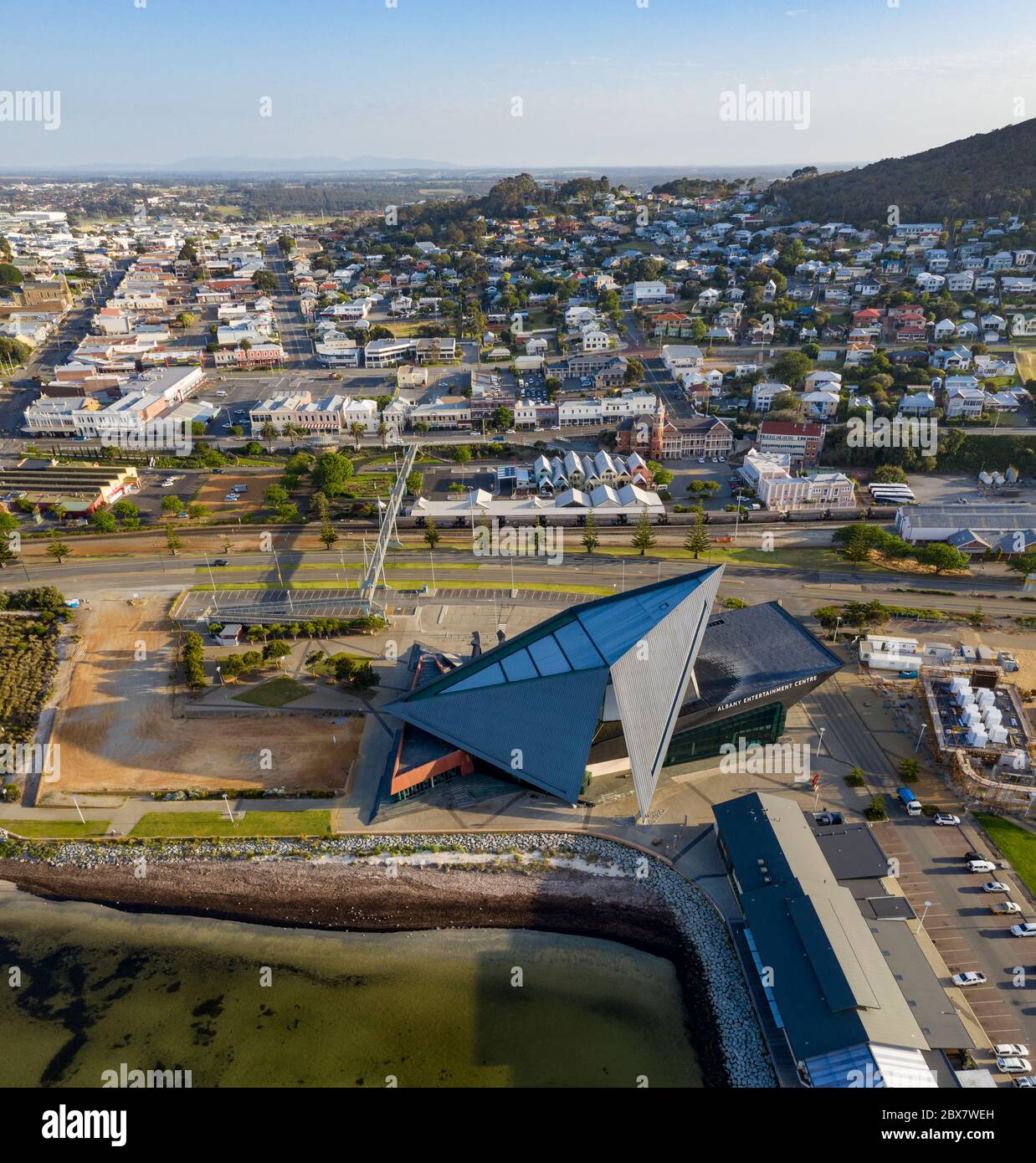 Albany Western Australia 10. November 2019 : Luftdrohne Blick auf Albany Entertainment Center in Western Australia bei Sonnenaufgang Stockfoto