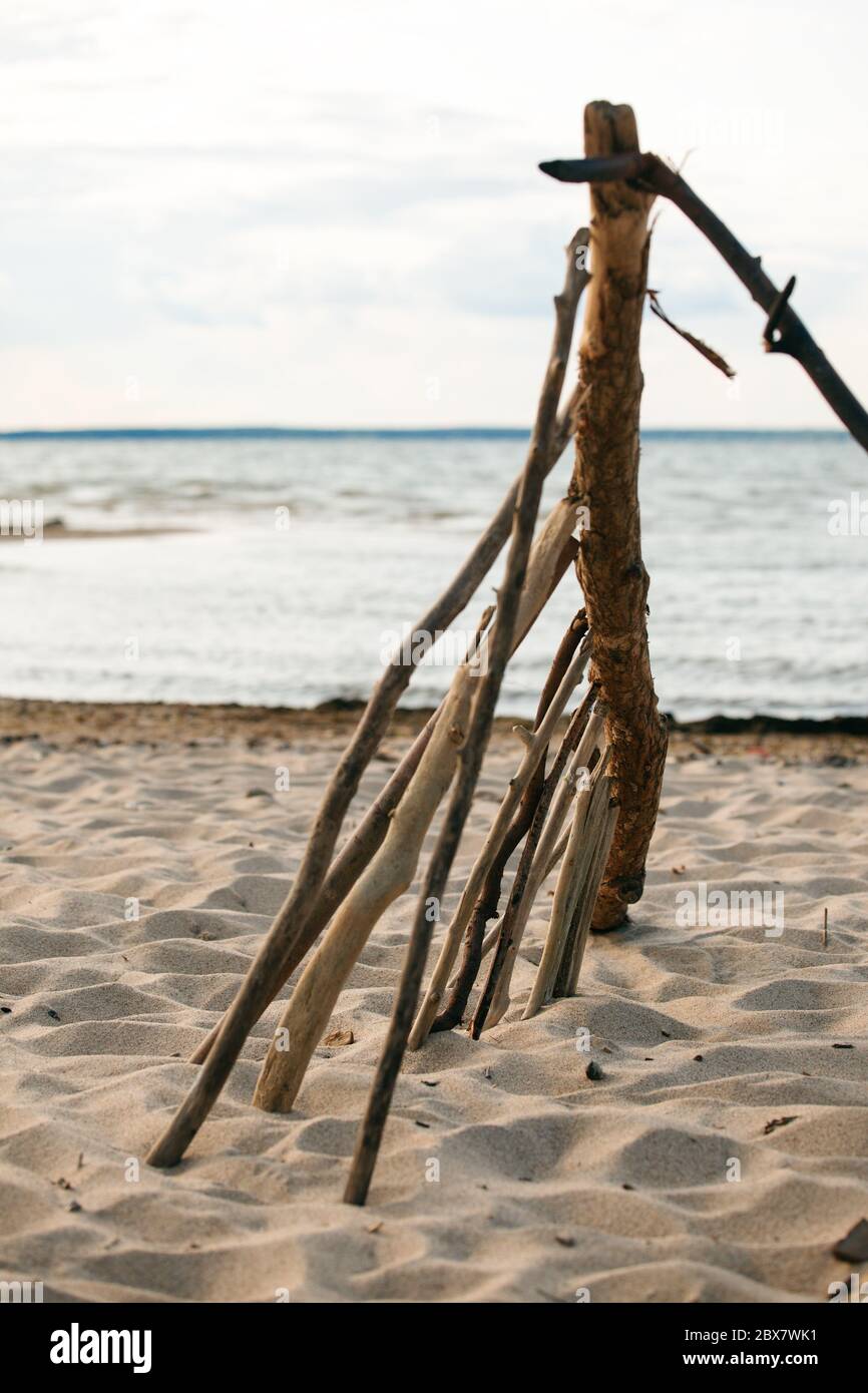 Meereslandschaft mit minimalistischem Design aus Holzstäbchen, Sommer, abstrakte Meditation beruhigendes Zen-ähnliches Konzept Stockfoto