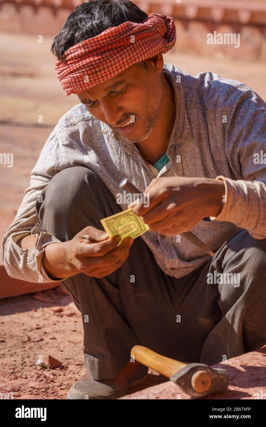 Steinmetzer inspiziert touristischen Tipp für Foto bei Fatehpur Sikri, Indien Stockfoto