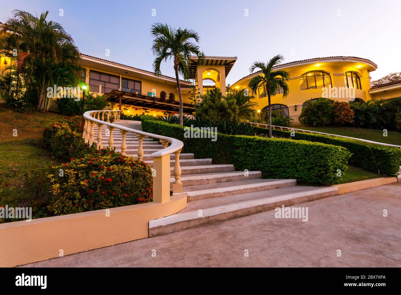 Occidental Papagayo Hotel in der Dämmerung, Guanacaste; Costa Rica; Mittelamerika Stockfoto