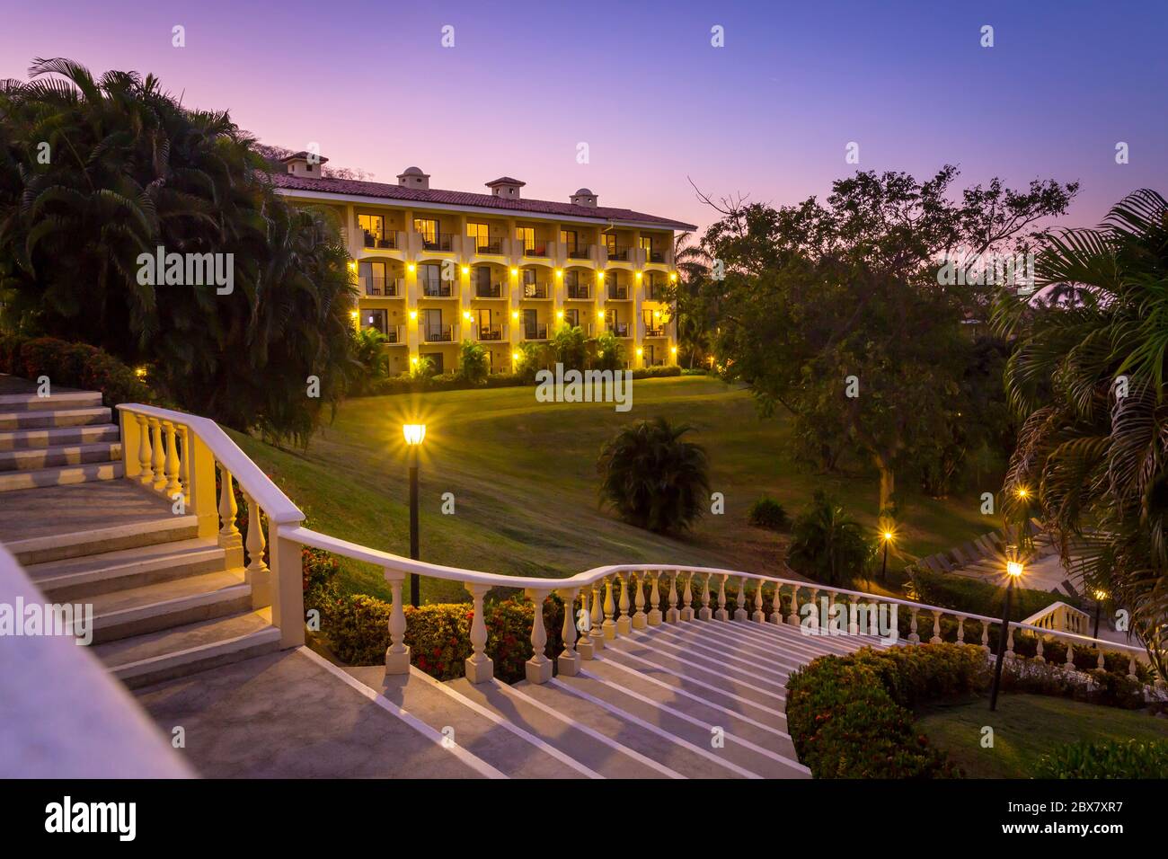 Occidental Papagayo Hotel in der Dämmerung, Guanacaste; Costa Rica; Mittelamerika Stockfoto