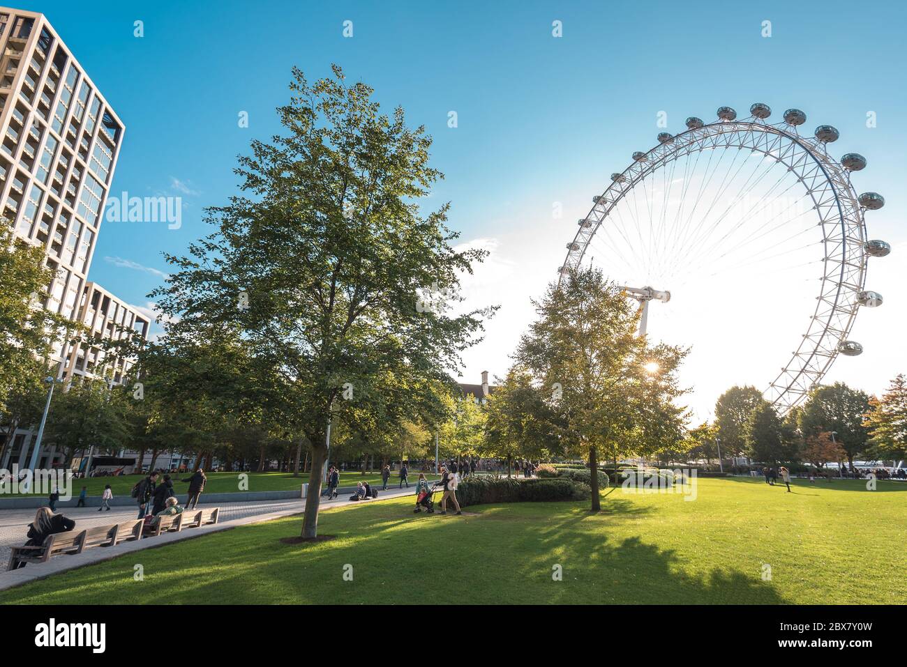 London, Großbritannien - 19. Oktober 2019: Blick auf das Coca-Cola London Eye Beobachtungsrad vom Jubilee Park während des Sonnenuntergangs. Stockfoto