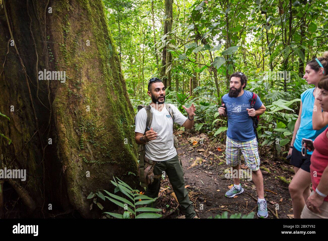 Alan, Reiseführer bei Swiss Travel, kommuniziert mit Wanderern in Sensoria, tropischem Regenwald-Reservat, Rincon de la Vieja, Provincia de Alajuela, Costa Stockfoto