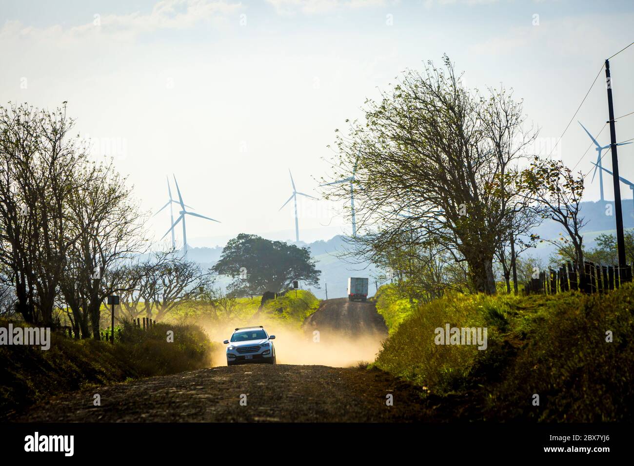 Fahrzeuge auf der Straße, Windräder, Provinz Guanacaste, Nord-Costa Rica, Mittelamerika, Costa Rica stellt den Großteil seines Strombedarfs über alte Stockfoto