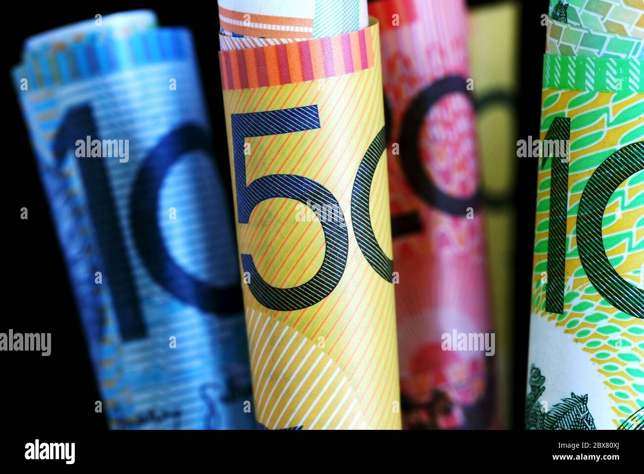 Australische Noten, mit schwarzem Hintergrund. Geringer Fokus auf 50-Dollar-Note. Stockfoto