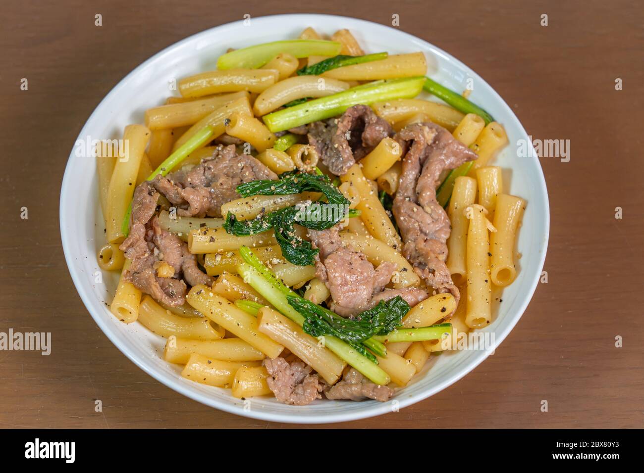 Hausgemachte chinesische Stil Stir-Fried Rindfleisch Nudel auf weißem Teller Stockfoto