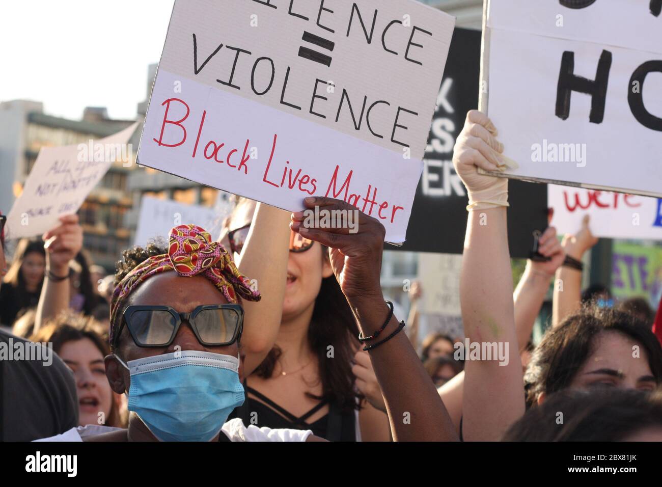 Athen, Griechenland. Juni 2020. (5/6/2020) Anti-Rassismus-Aktivisten protestieren in Athen, als Teil der Bewegung Black Lives Matters. (Foto von George Panagakis/Pacific Press/Sipa USA) Quelle: SIPA USA/Alamy Live News Stockfoto