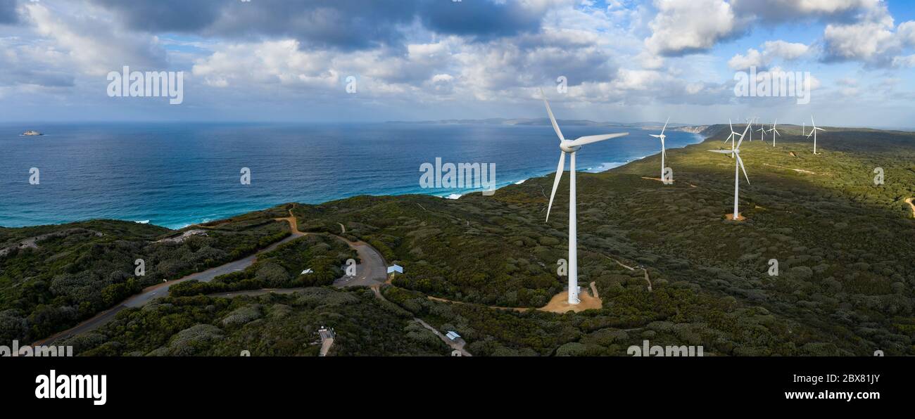 Panorama-Luftaufnahme des Windparks Albany, der ursprünglich 2001 in Betrieb genommen wurde, kostet heute 18 Turbinen, die 80 Prozent des Stroms produzieren Stockfoto