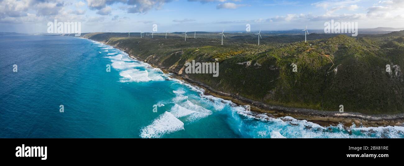 Panorama-Luftaufnahme des Windparks Albany, der ursprünglich 2001 in Betrieb genommen wurde, kostet heute 18 Turbinen, die 80 Prozent des Stroms produzieren Stockfoto