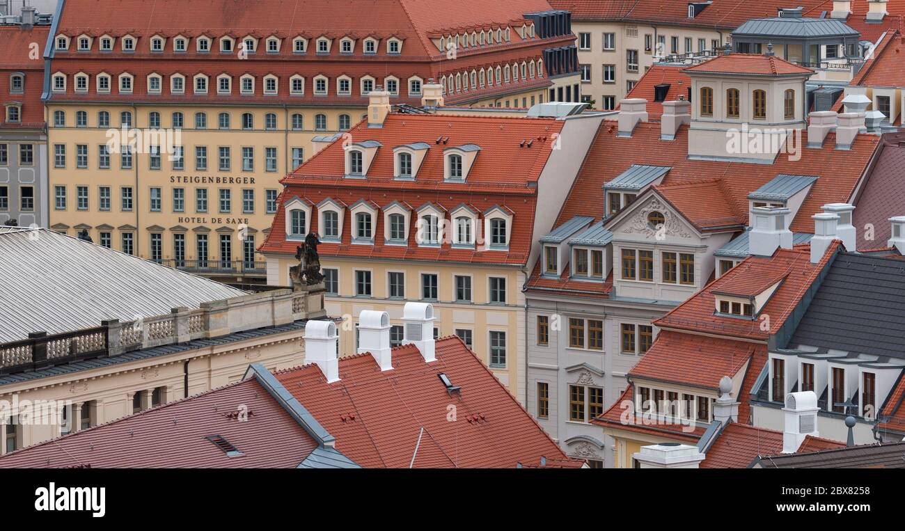 Dresden, Deutschland. Juni 2020. Blick vom Hausmannsturm auf die Altstadt mit den Häusern rund um den Neumarkt. Quelle: Robert Michael/dpa-Zentralbild/dpa/Alamy Live News Stockfoto