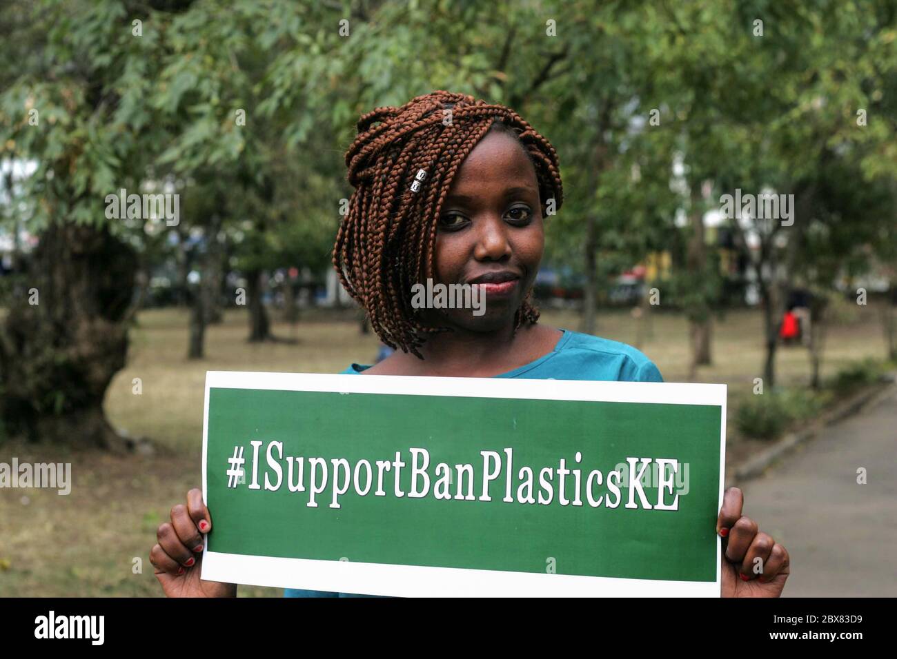 Eine Frau hält ein Plakat mit der Aufschrift "Ich unterstütze das Verbot von Plastics" während der Kampagne zum Verbot der einmaligen Verwendung von Plastiktüten. Während des Weltumwelttags begann Kenia mit der Einführung eines Verbots der einmaligen Verwendung von Kunststoff in allen Schutzgebieten. Frühere Plastiktüten Verbot wurde als erfolgreich von vielen gefeiert. Stockfoto