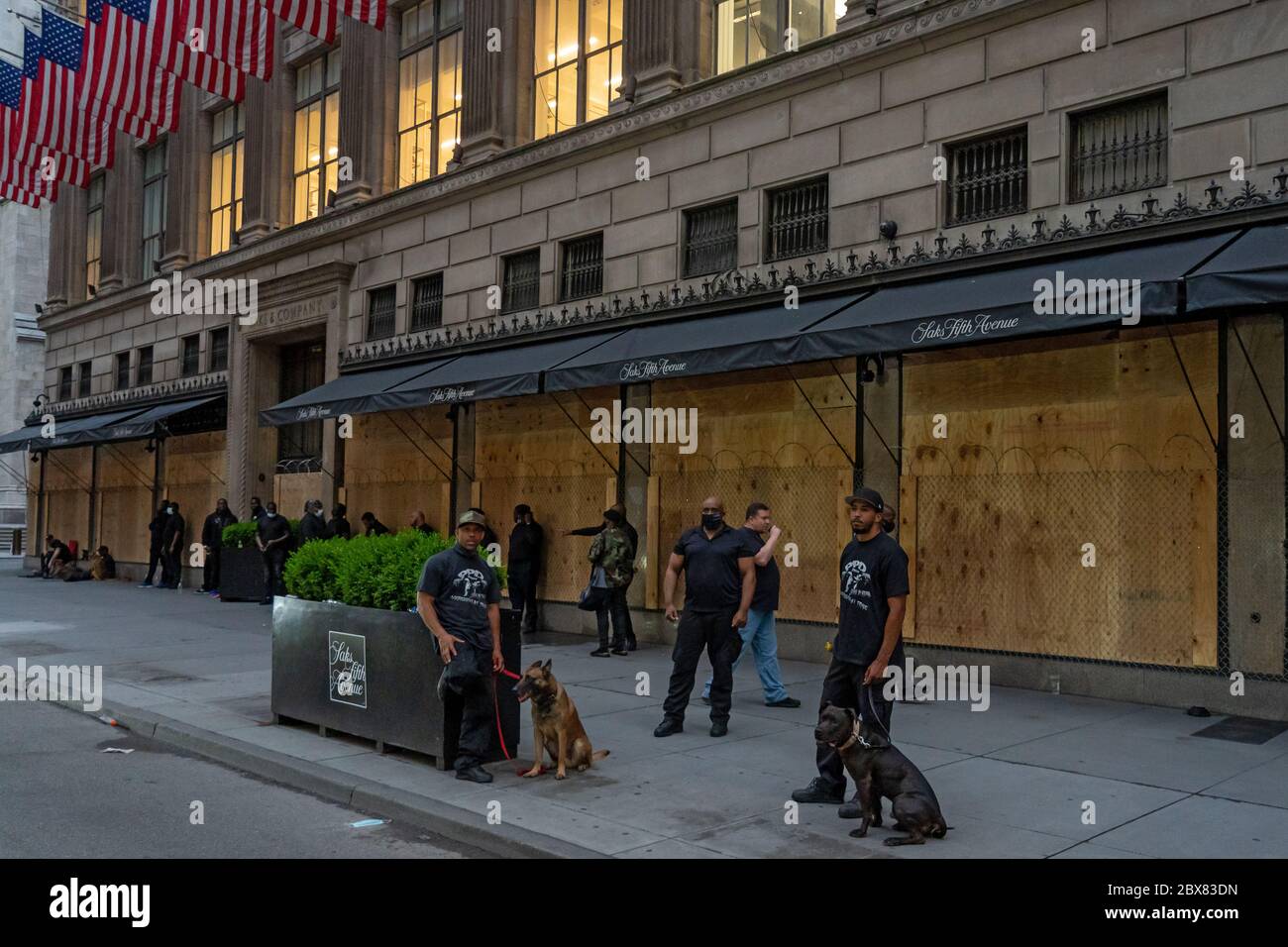 NEW YORK, NY - JUNI 03: Berühmte Saks Fifth Avenue Bereiten Sie sich auf weitere Plünderungen mit Kettenglied Zaun über den Fenstern und Sicherheitskräfte und d Stockfoto